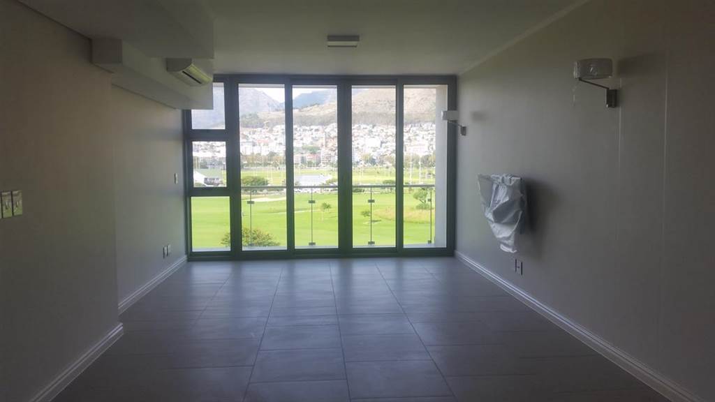 2 Bed Apartment in Mouille Point photo number 5