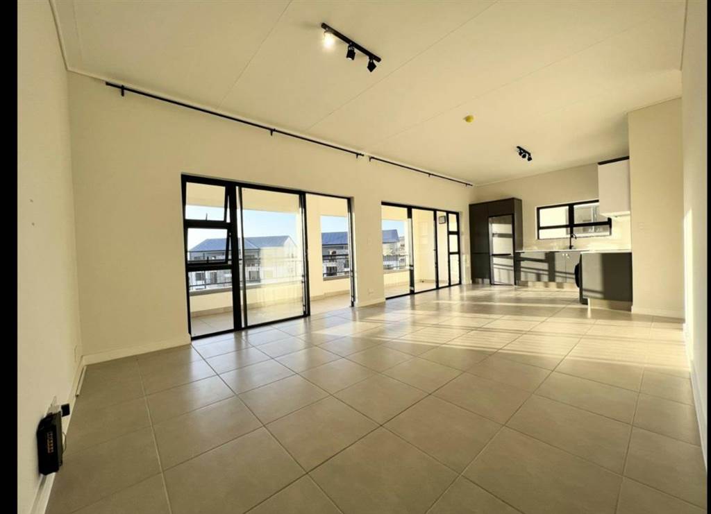 2 Bed Apartment in Somerset West Central photo number 2