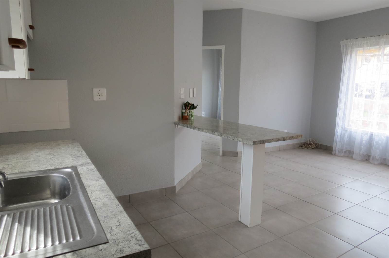 2 Bed Apartment in Grobler Park photo number 5