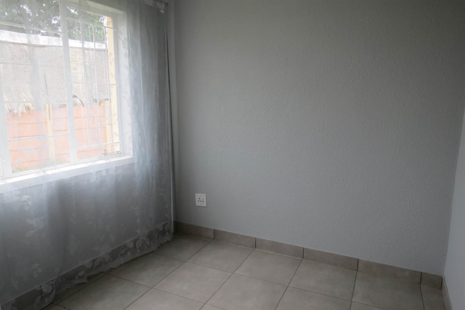 2 Bed Apartment in Grobler Park photo number 15