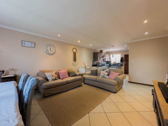 3 Bed Townhouse in Mooikloof Ridge photo number 5