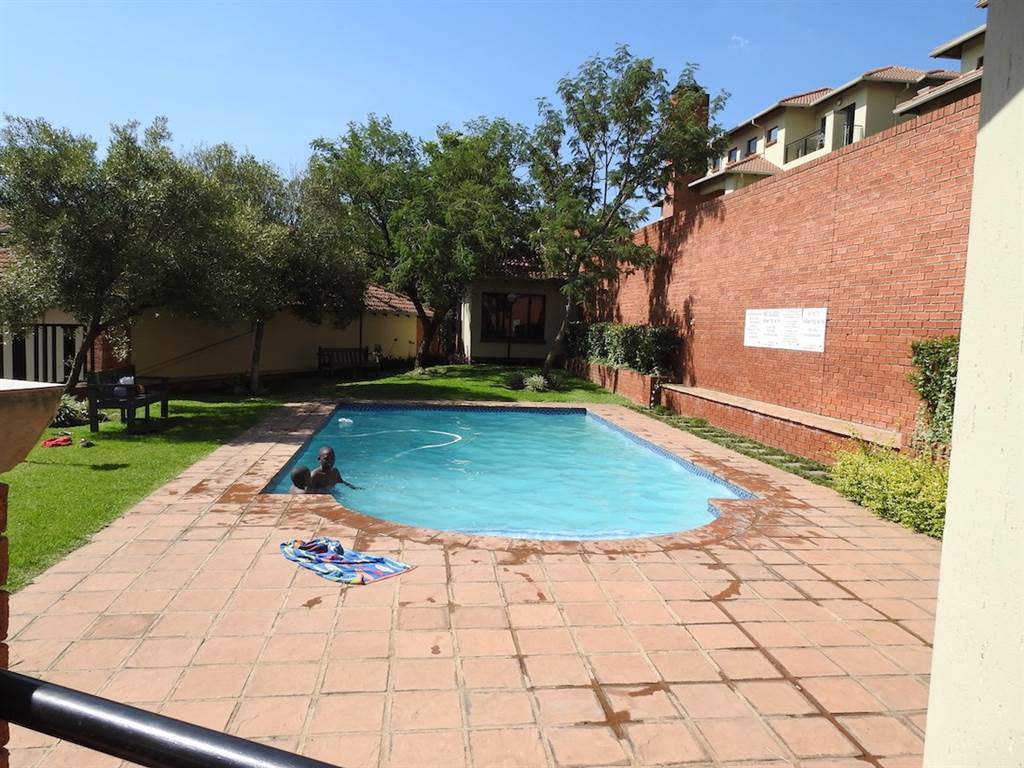 3 Bed Apartment in Douglasdale photo number 25