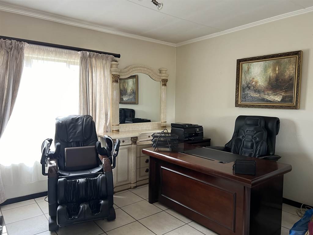 3 Bed Apartment in Douglasdale photo number 14