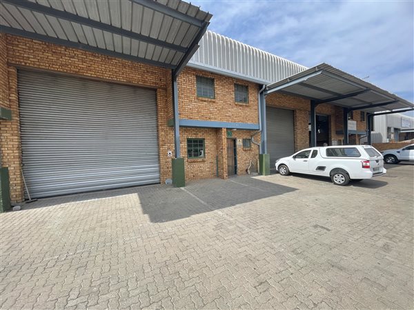 357  m² Industrial space in Stormill