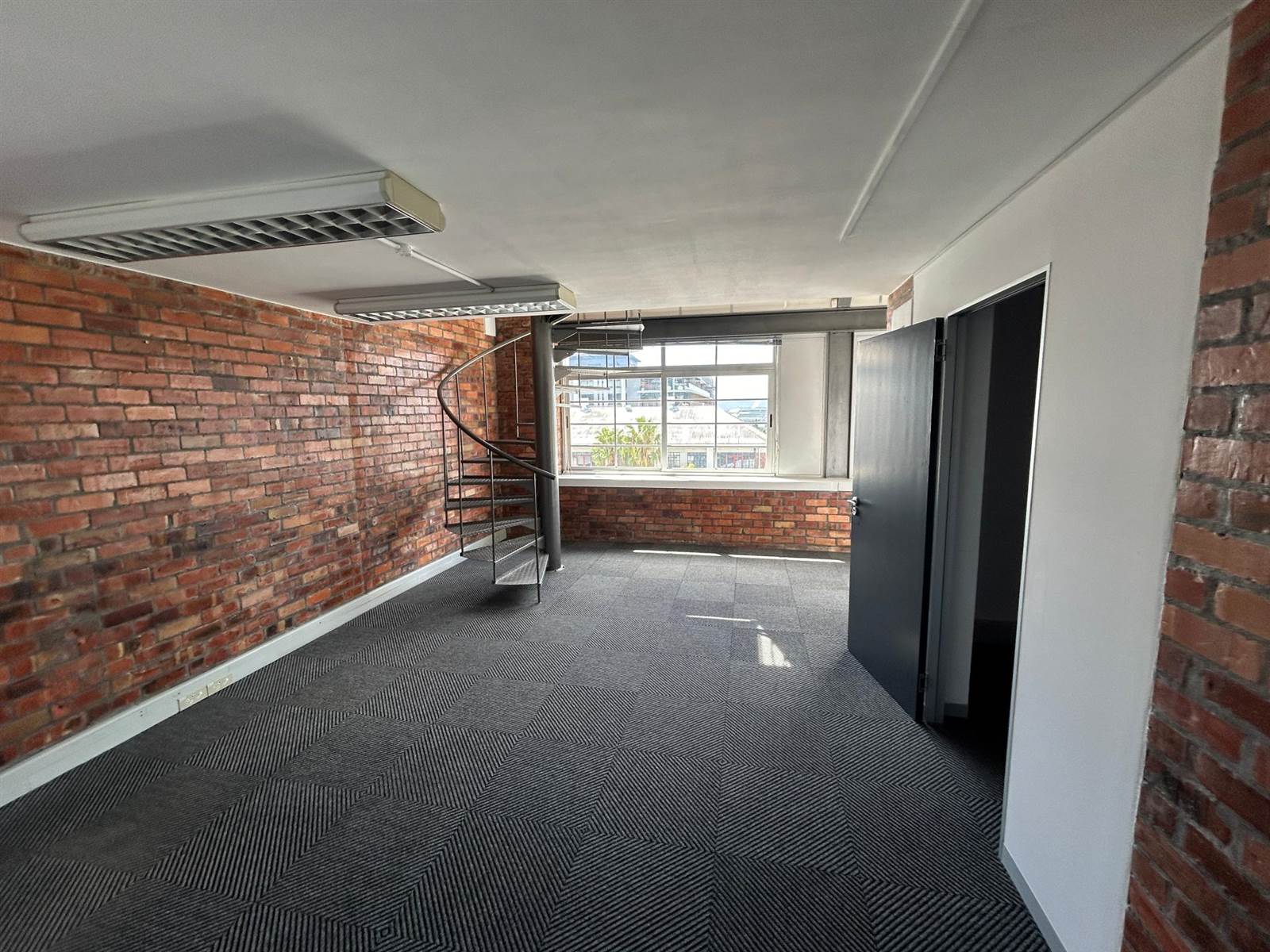 229  m² Office Space in Green Point photo number 1