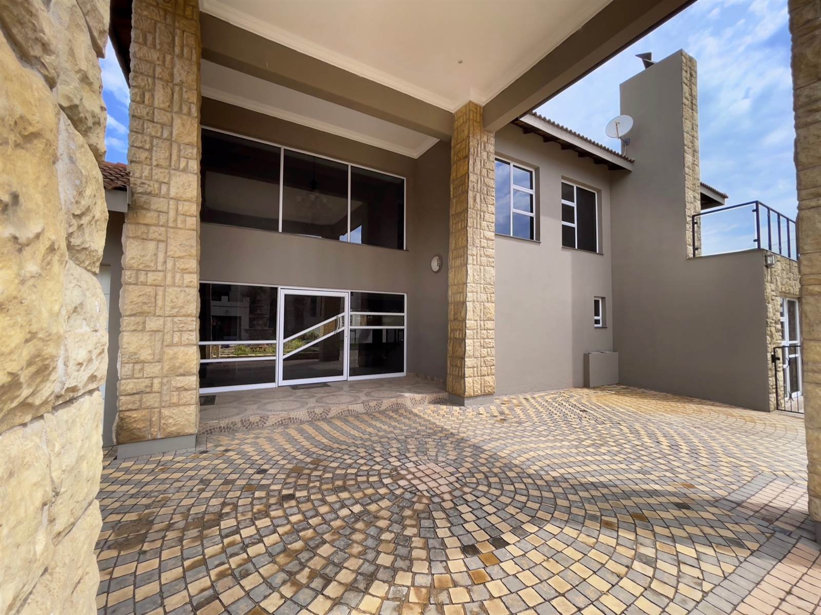 4 Bed House in Ebotse Estate photo number 4