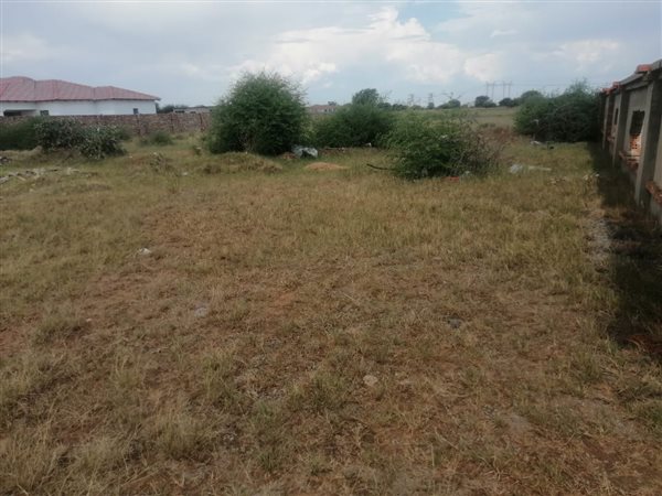 1 040 m² Land