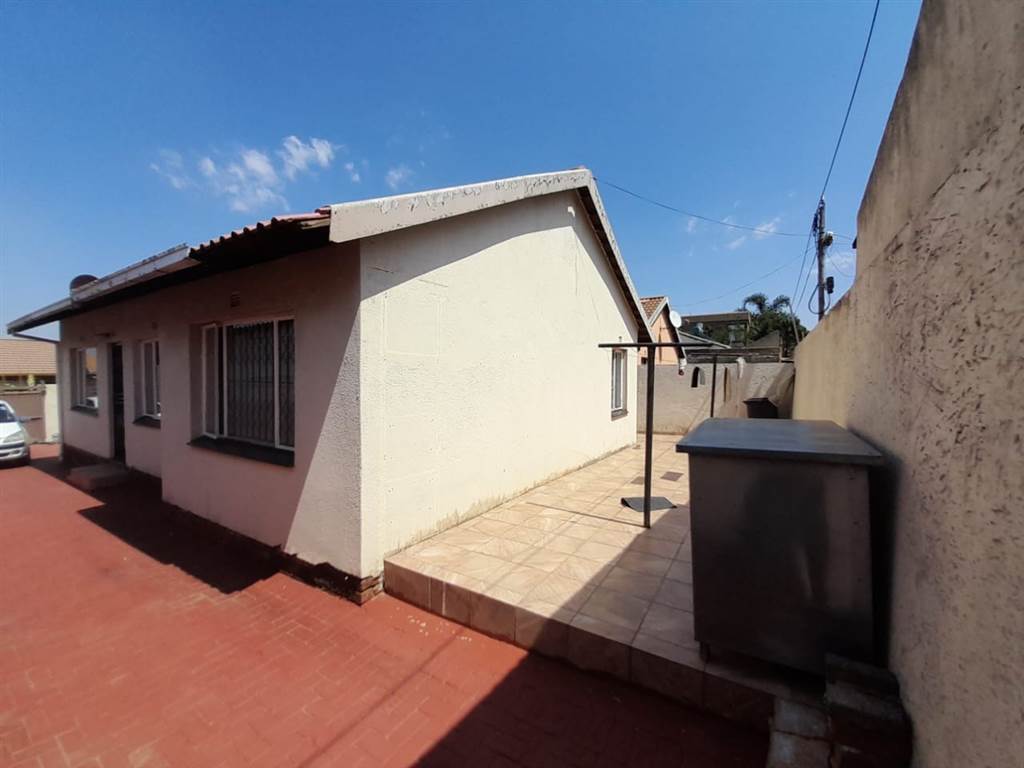 3 Bed House in Protea North photo number 5