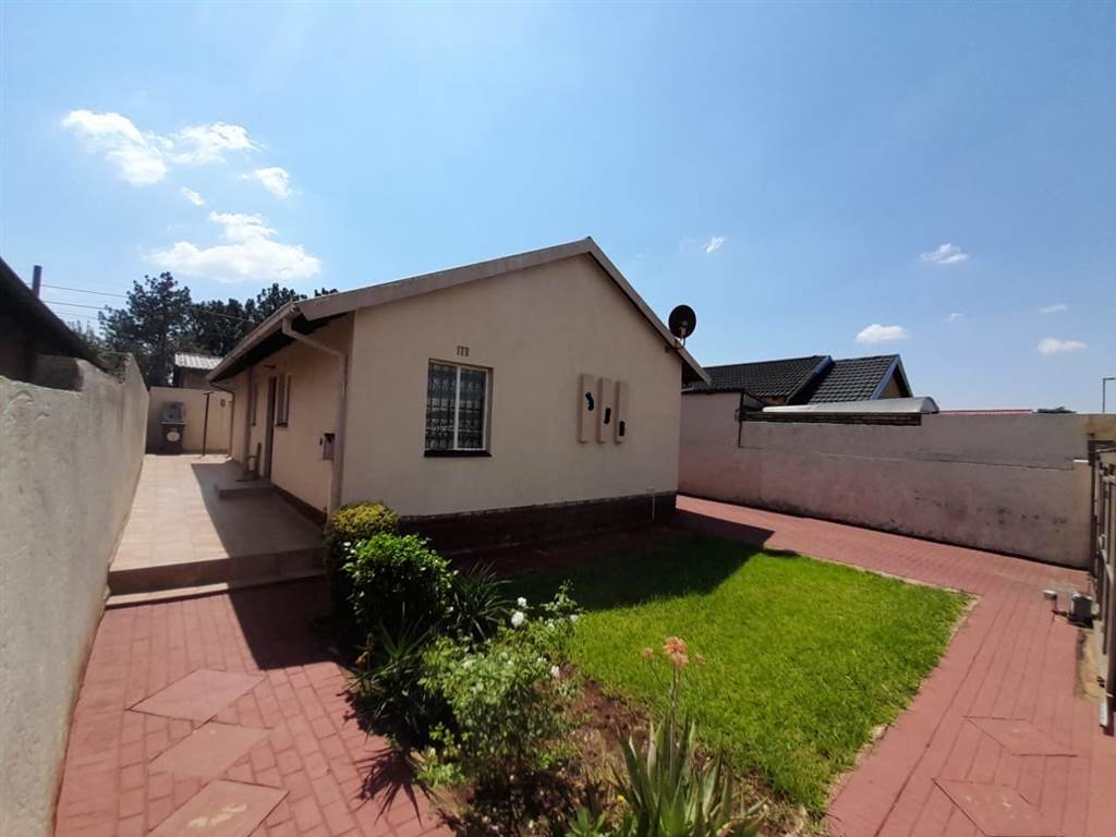 3 Bed House in Protea North photo number 1