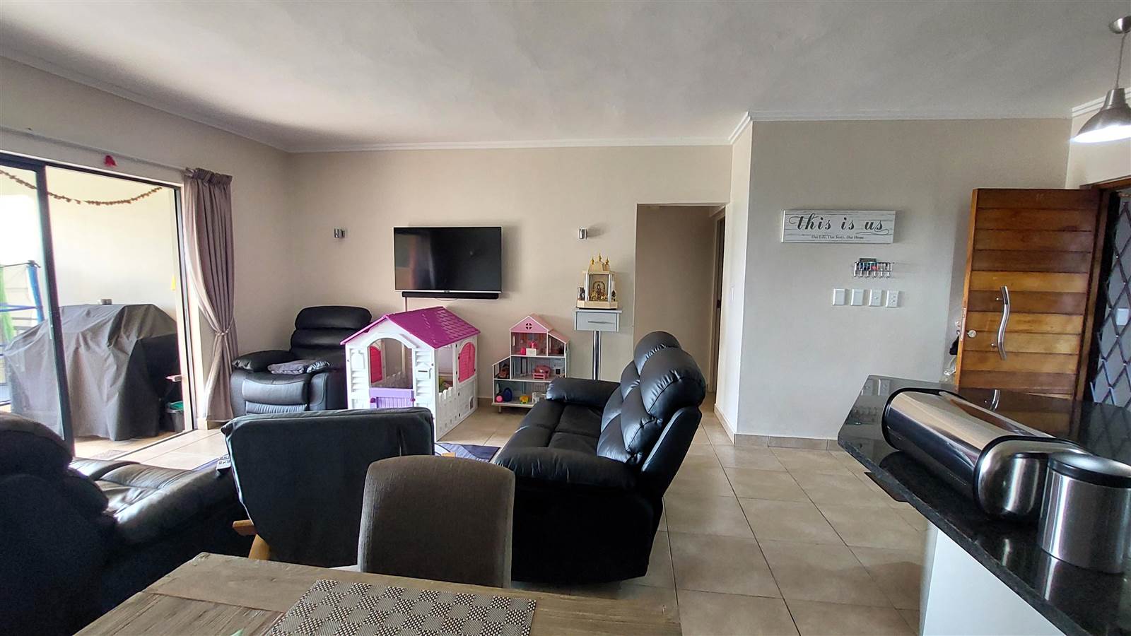 2 Bed Apartment in Palm Lakes Estate photo number 9