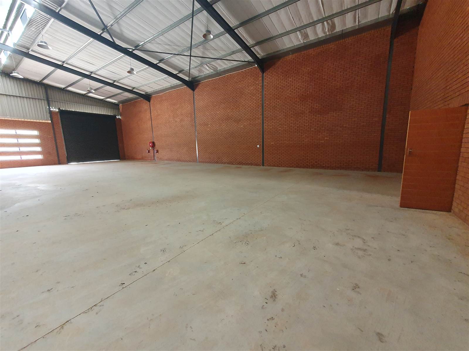 1305  m² Industrial space in Aeroton photo number 3
