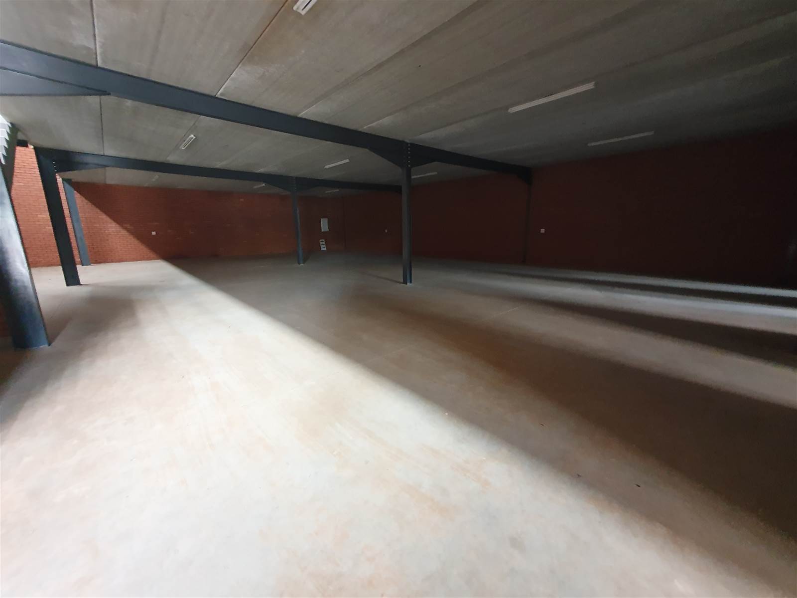 1305  m² Industrial space in Aeroton photo number 11