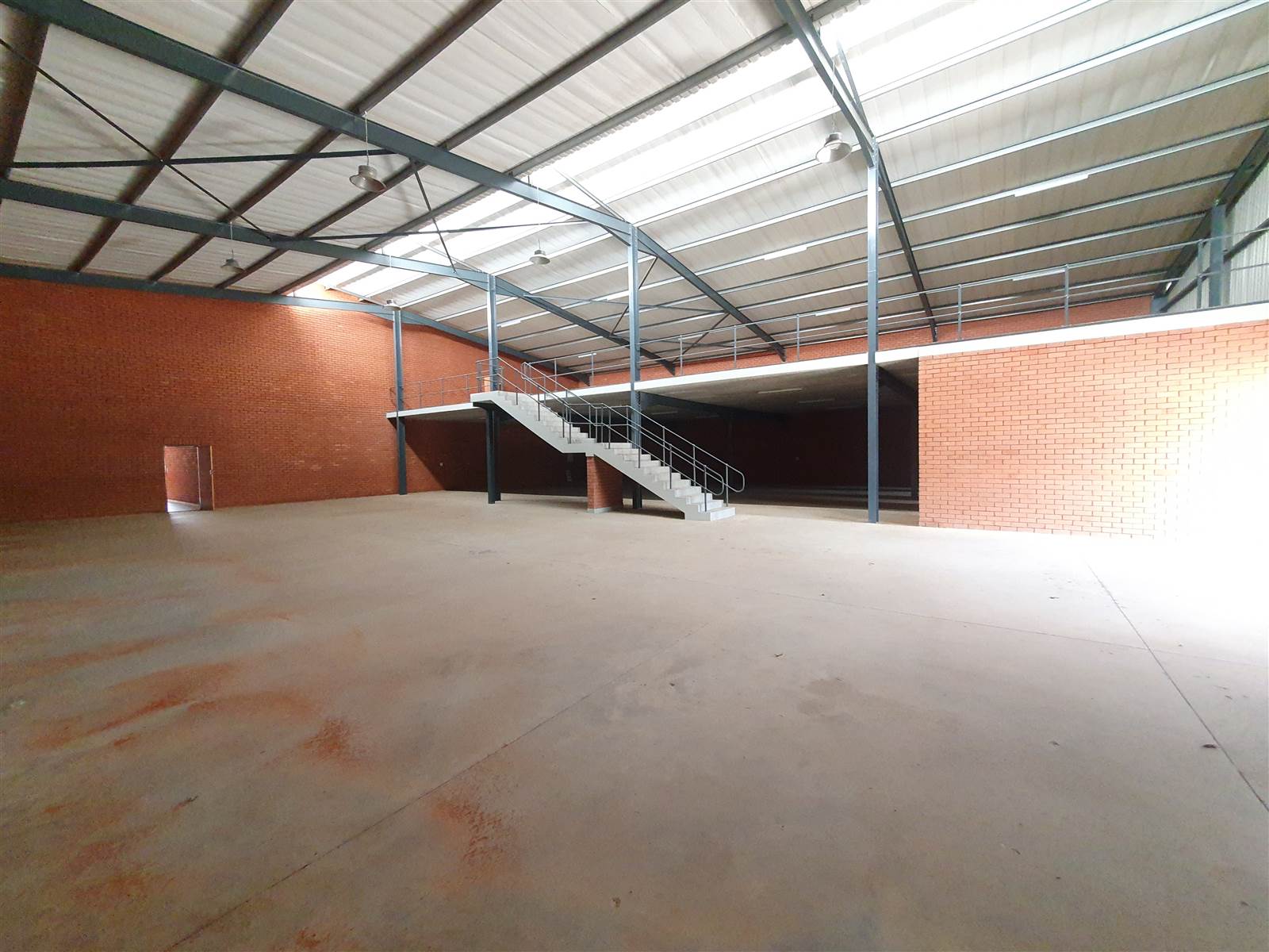 1305  m² Industrial space in Aeroton photo number 2