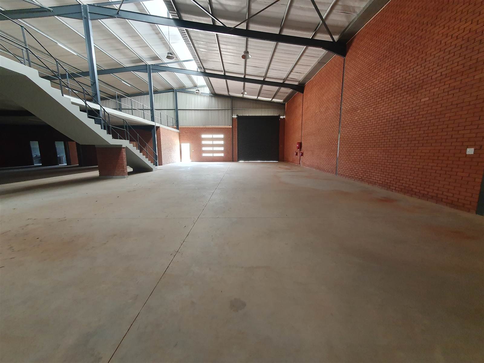 1305  m² Industrial space in Aeroton photo number 4