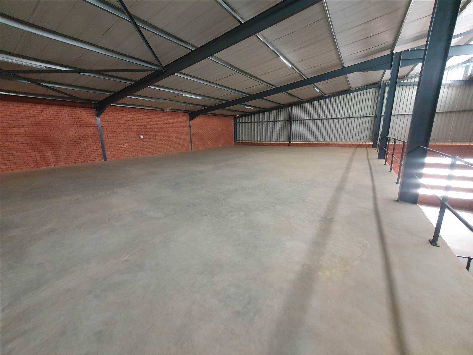 1305  m² Industrial space in Aeroton photo number 8