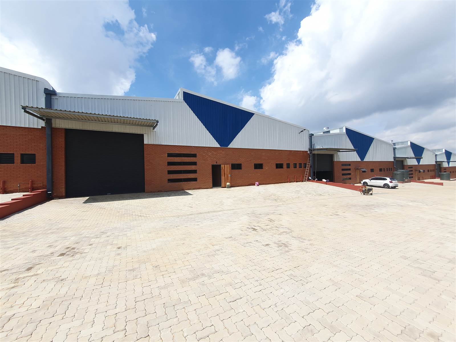 1305  m² Industrial space in Aeroton photo number 1