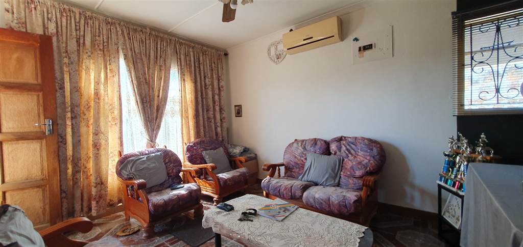 2 Bed House in Shastri Park photo number 8