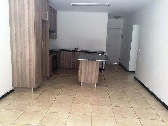 2 Bed Apartment in Ruimsig photo number 3