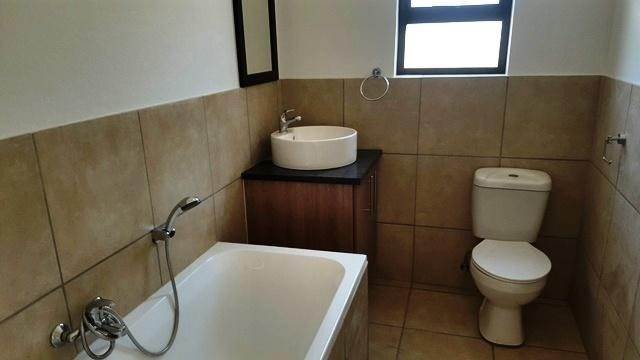 2 Bed Apartment in Ruimsig photo number 7