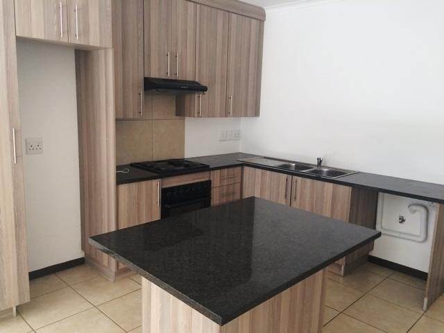 2 Bed Apartment in Ruimsig photo number 4