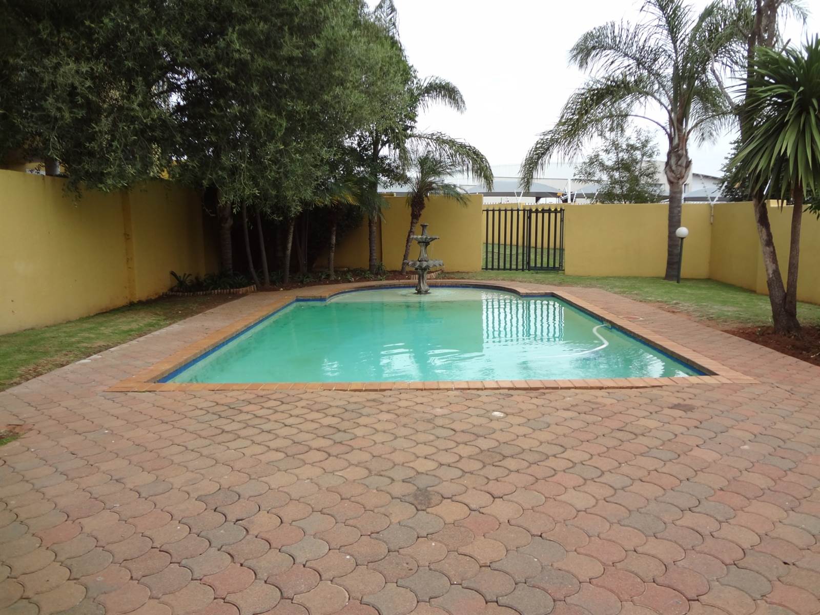 2 Bed Apartment in Sundowner photo number 7