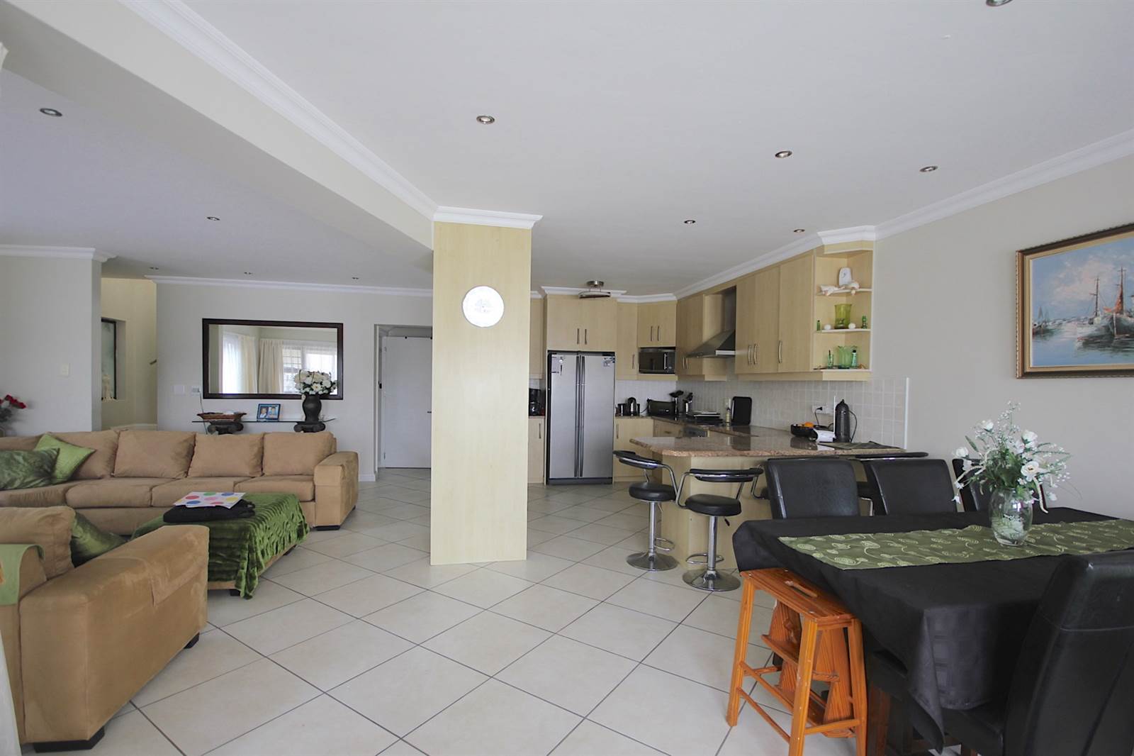 4 Bed Townhouse in Beacon Bay photo number 27
