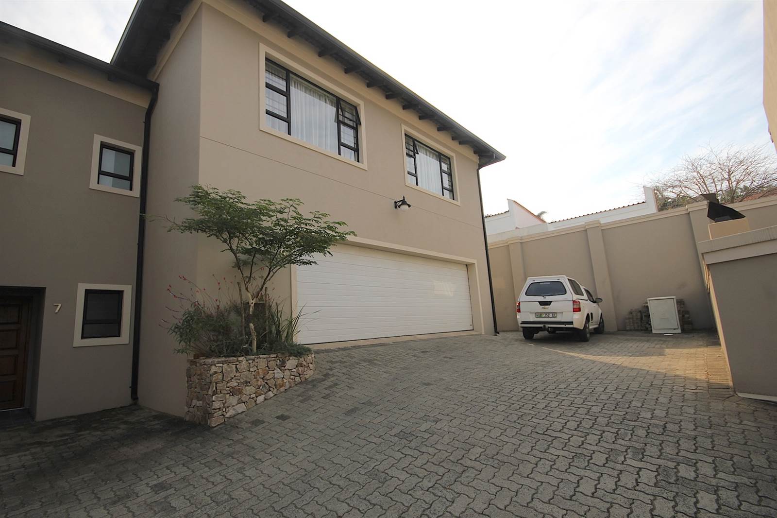 4 Bed Townhouse in Beacon Bay photo number 2