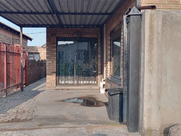3 Bed House in Hlalanikahle