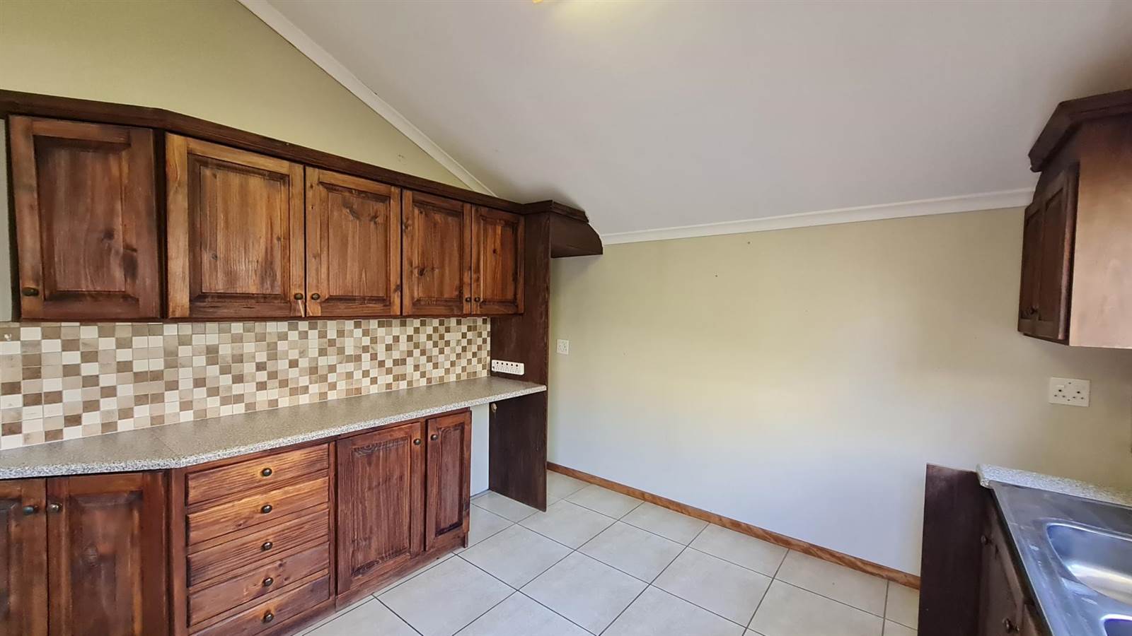 3 Bed Townhouse in Robertson photo number 6
