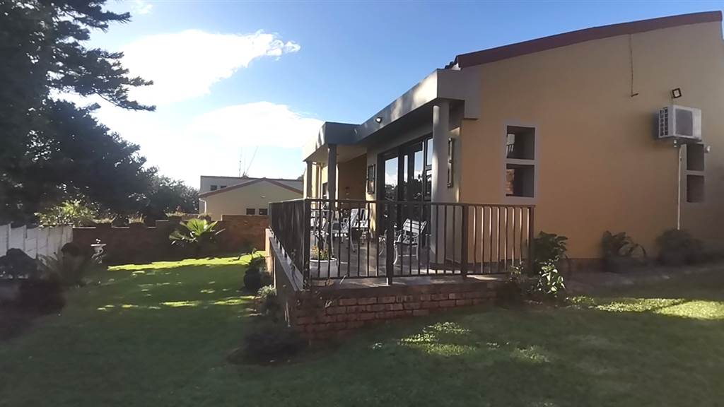 2 Bed Townhouse in Uvongo photo number 29