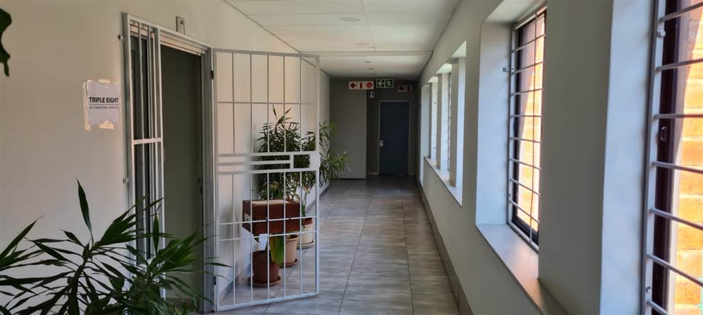 210  m² Office Space in Bruma photo number 2