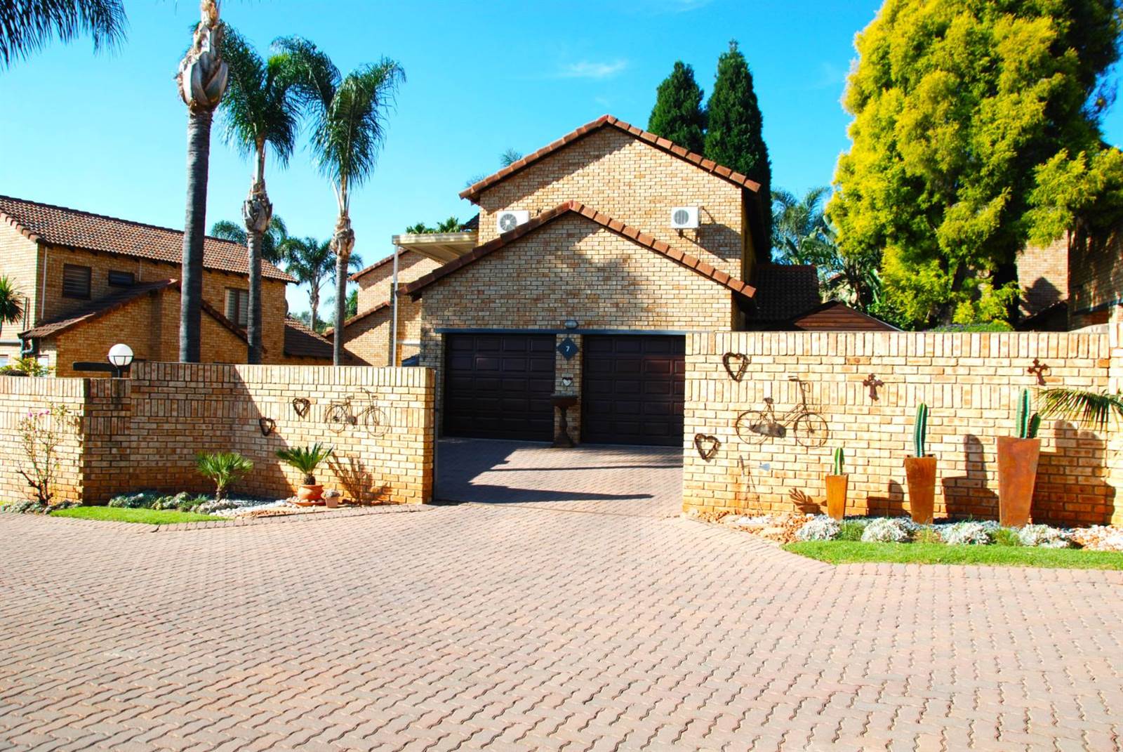 3 Bed Townhouse in Ruimsig photo number 1