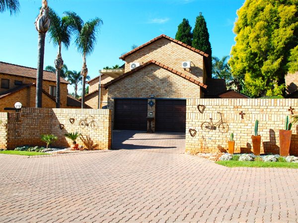3 Bed Townhouse in Ruimsig