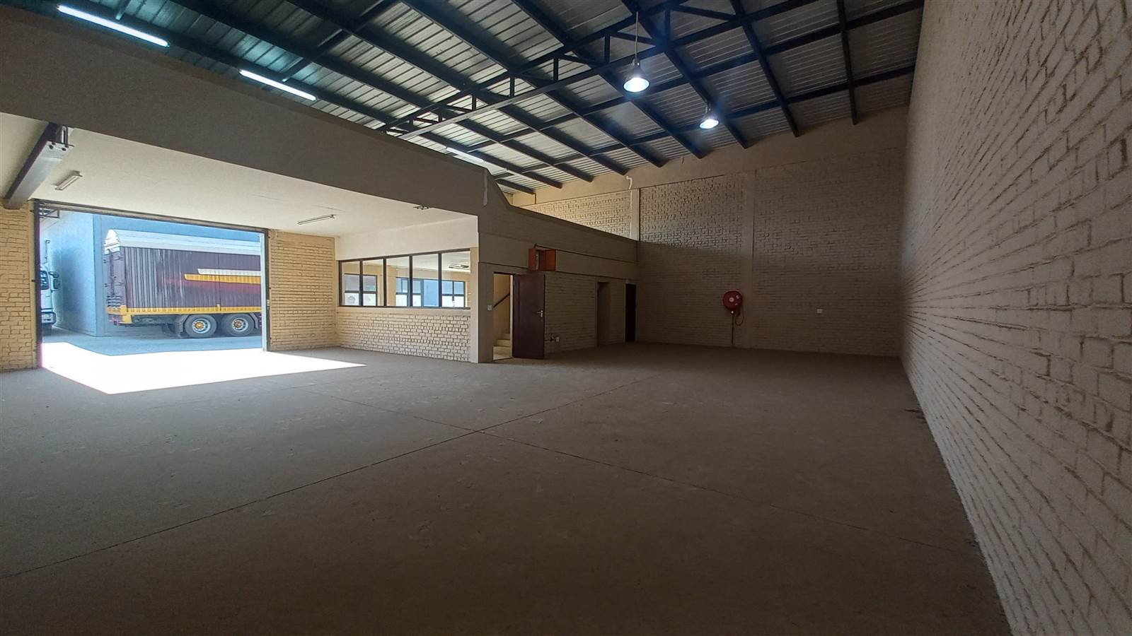 334  m² Industrial space in Pomona photo number 1