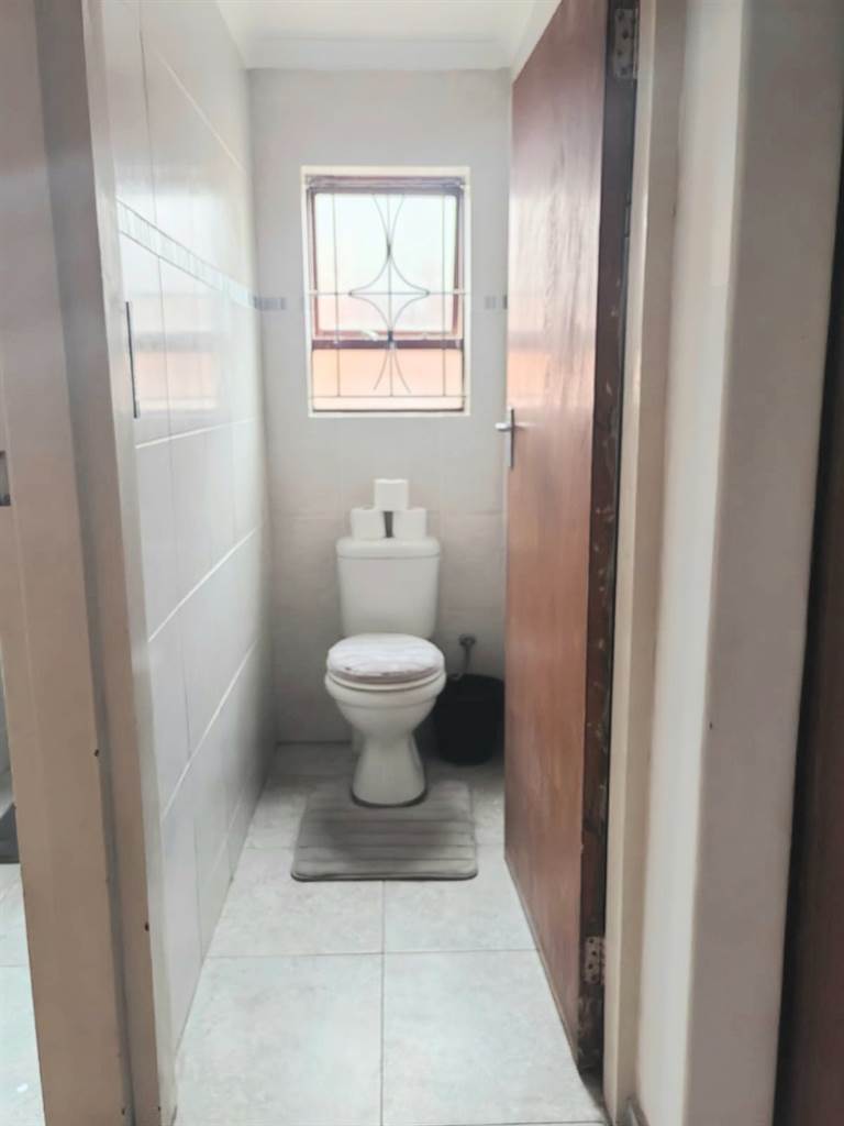 4 Bed House in Strandfontein photo number 19