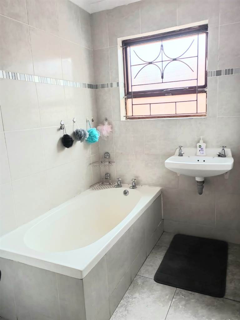 4 Bed House in Strandfontein photo number 18