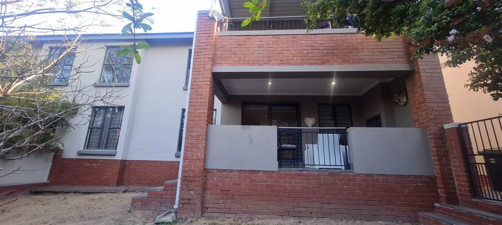 3 Bed Apartment in Fourways photo number 15