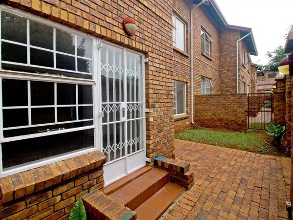 12 Bed House in Primrose