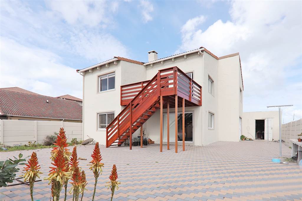 4 Bed Townhouse in Muizenberg photo number 3