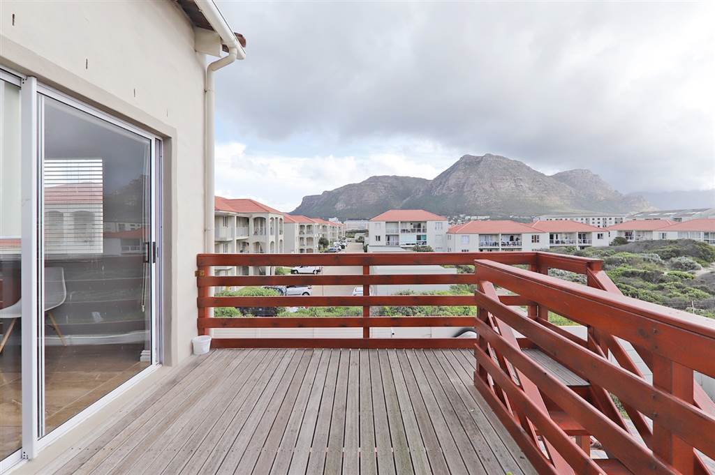 4 Bed Townhouse in Muizenberg photo number 2