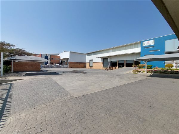 1 600  m² Industrial space