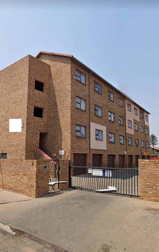 32 Bed Apartment in Kempton Park Central photo number 4