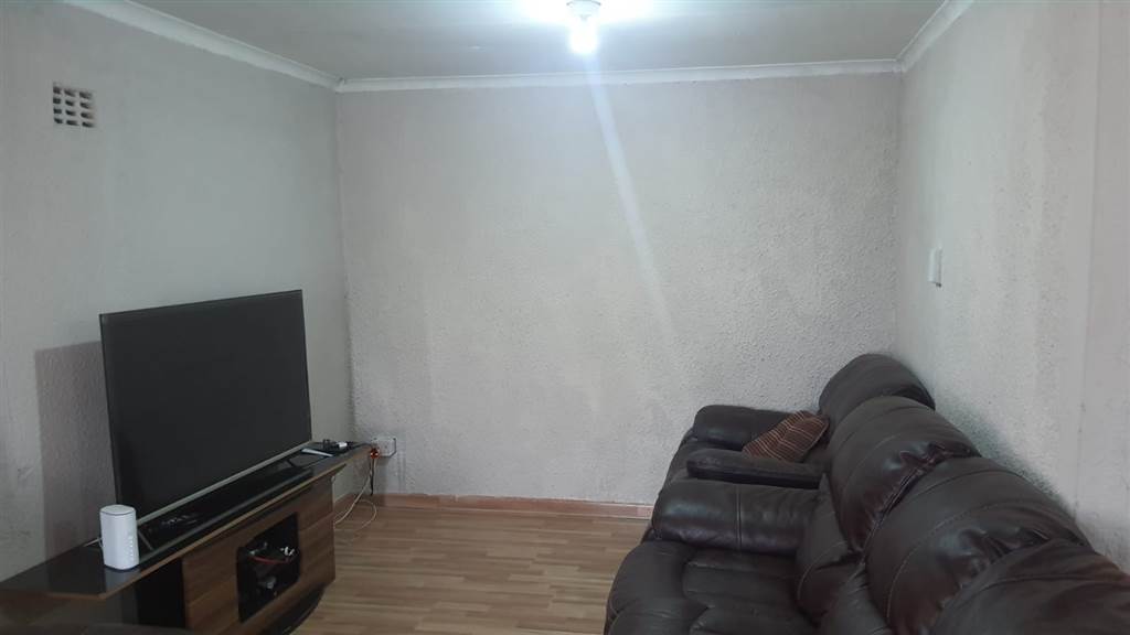 4 Bed House in Lenasia photo number 6
