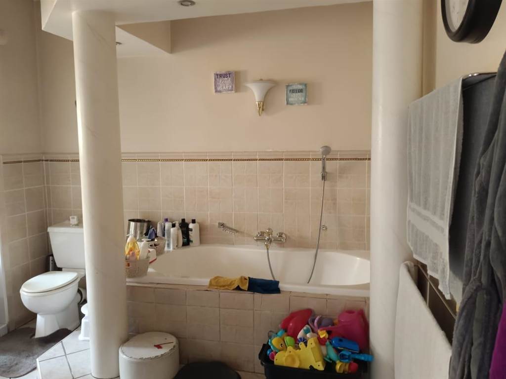 4 Bed House in New Redruth photo number 30