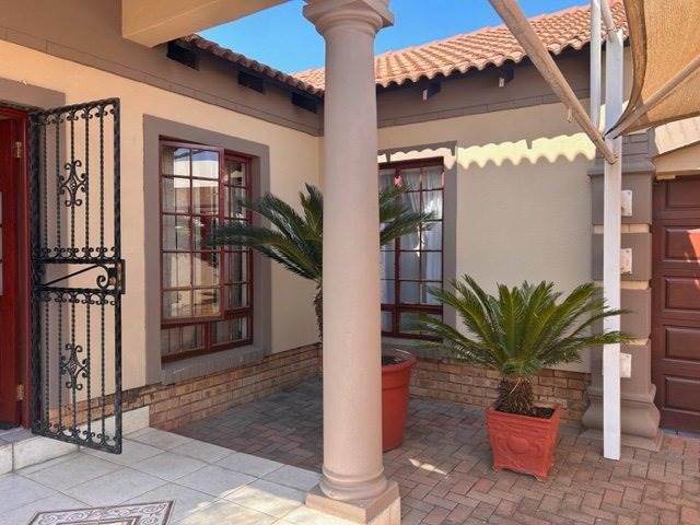 3 Bed Townhouse in Wilkoppies photo number 2