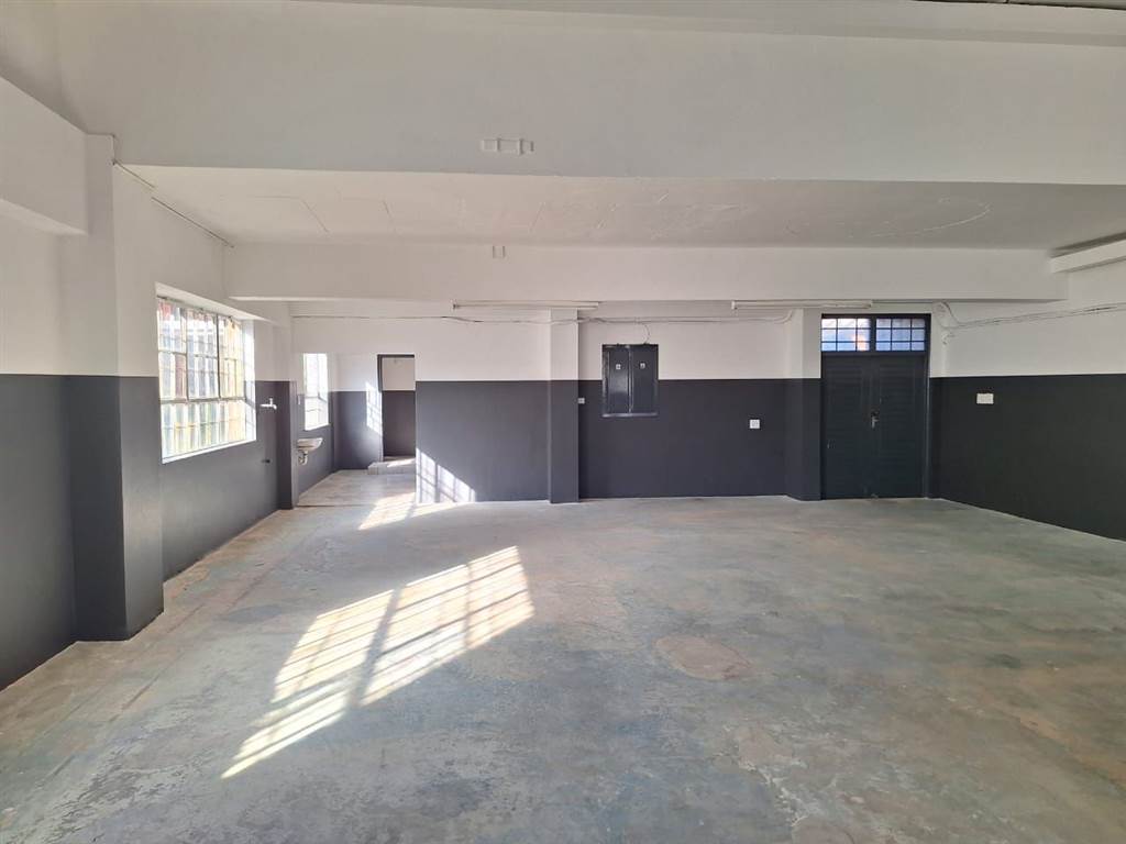 250  m² Commercial space in Paarden Eiland photo number 2