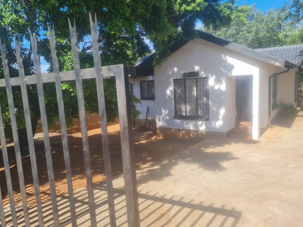 3 Bed House in Tlhabane photo number 17