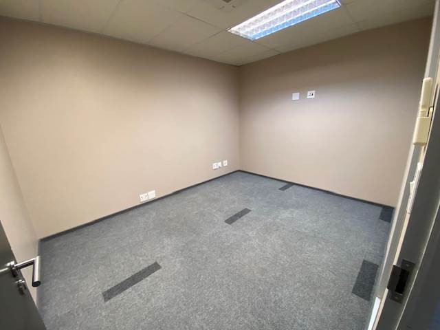 142  m² Office Space in Die Hoewes photo number 3