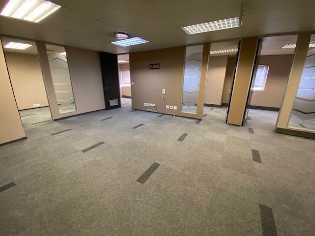 142  m² Office Space in Die Hoewes photo number 2