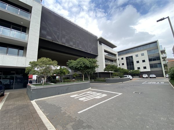 589  m² Commercial space